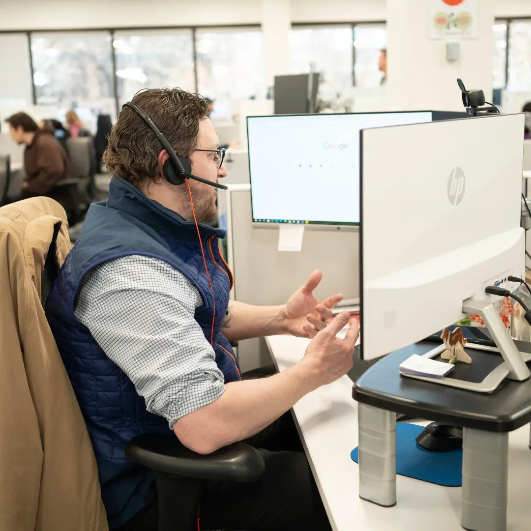 B2B collections manager assisting a merchant with a commercial account